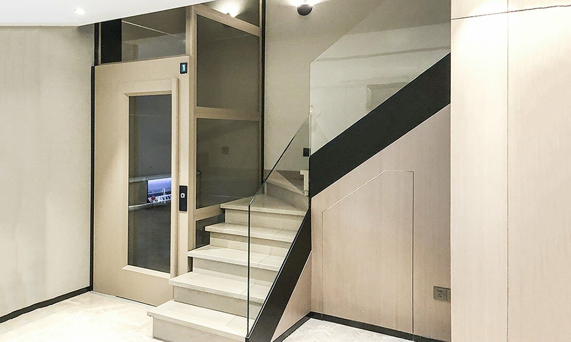 platform-lift-tinted-glass-in-staircase-1170x700-1170x700